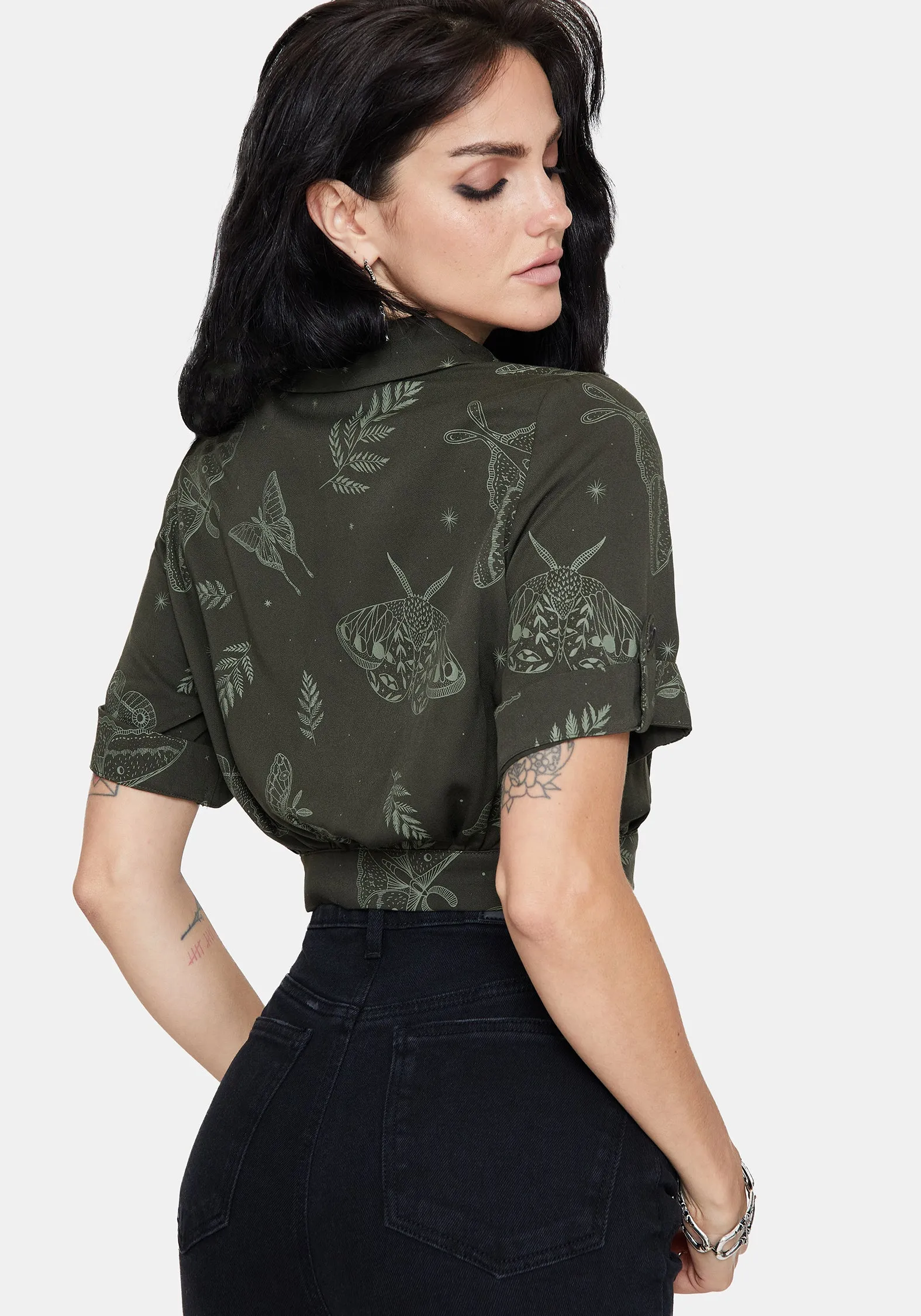 Matte Look Checkered Style Callopistria Moth Print Short Sleeve Crop Shirt - Green