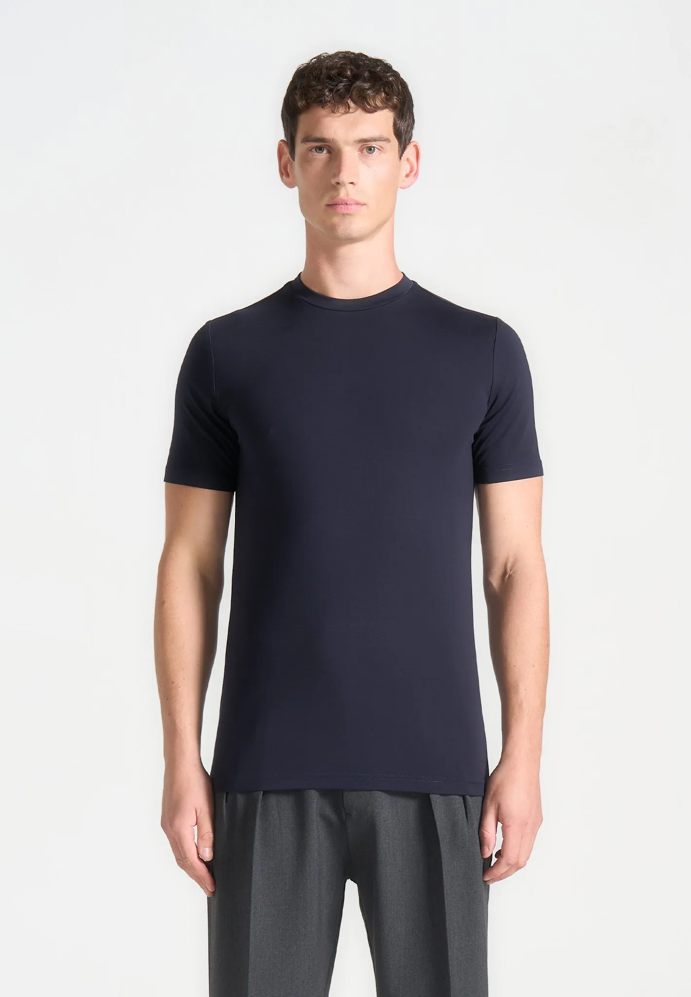 Armand - Fitted Luxe T-Shirt - Navy Seamless construction Year-Round Favorite