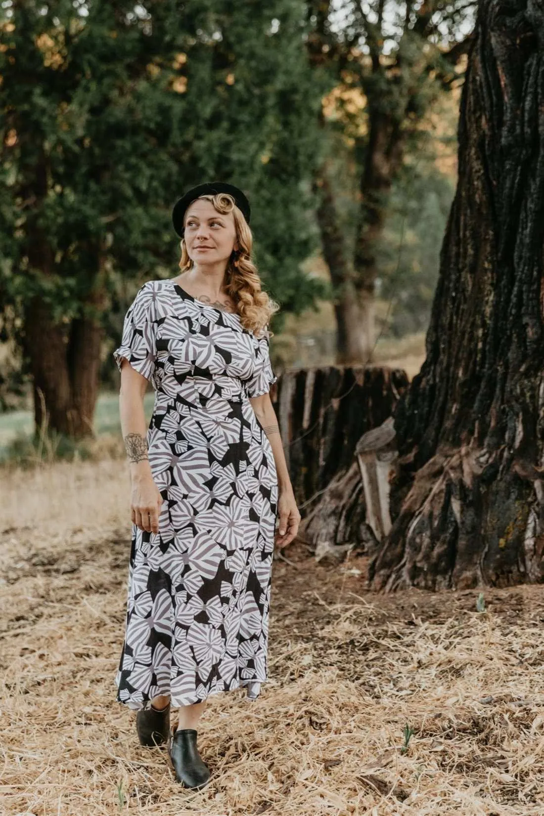 Chic Motion Casual Fit Bella Dress in Bow Tie Challis