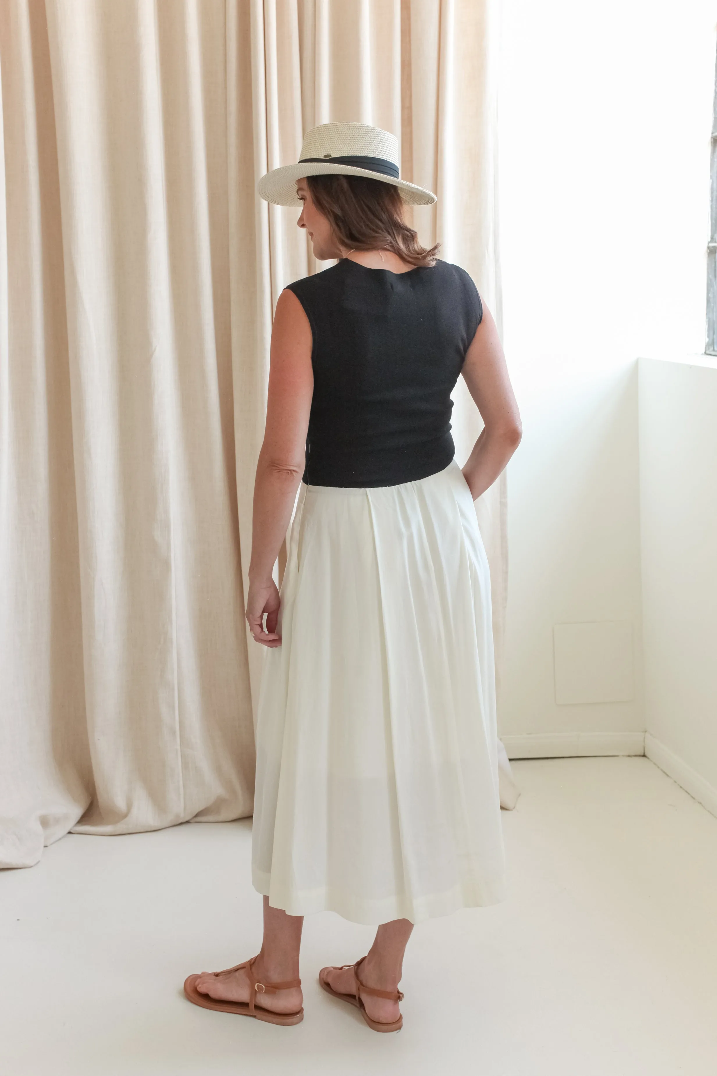 Bright-colored piece Flow Sleeve Bridget Contrast Dress- White/Black