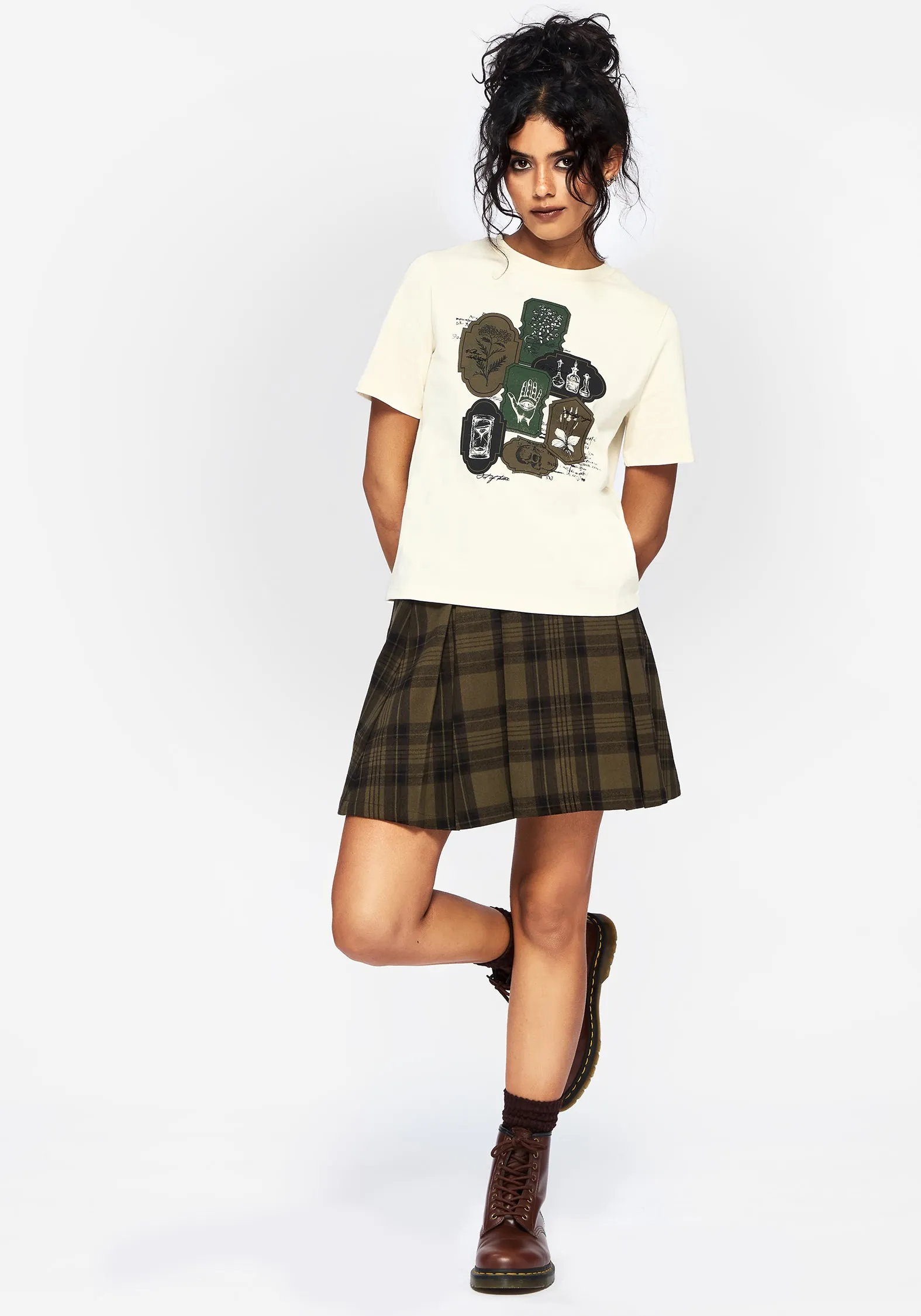 Ribbed Collar Style Wicce Stamp Graphic Short Sleeve T-Shirt