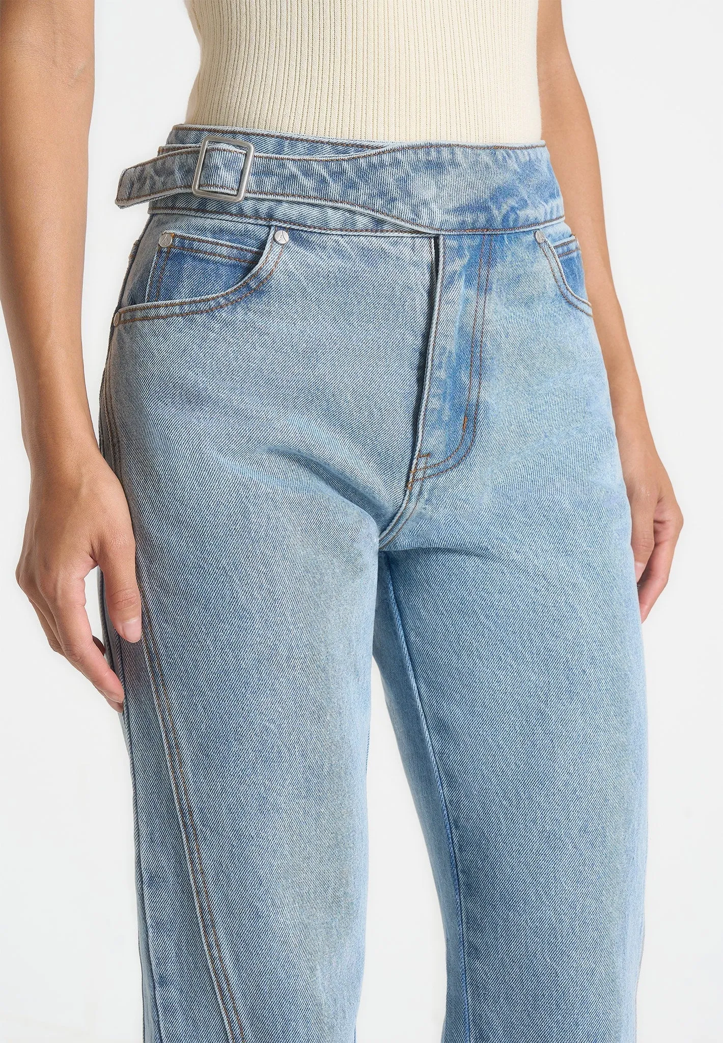 Stay Comfortable Loane - Twist Leg Boyfriend Jeans With Waist Adjuster - Mid Blue