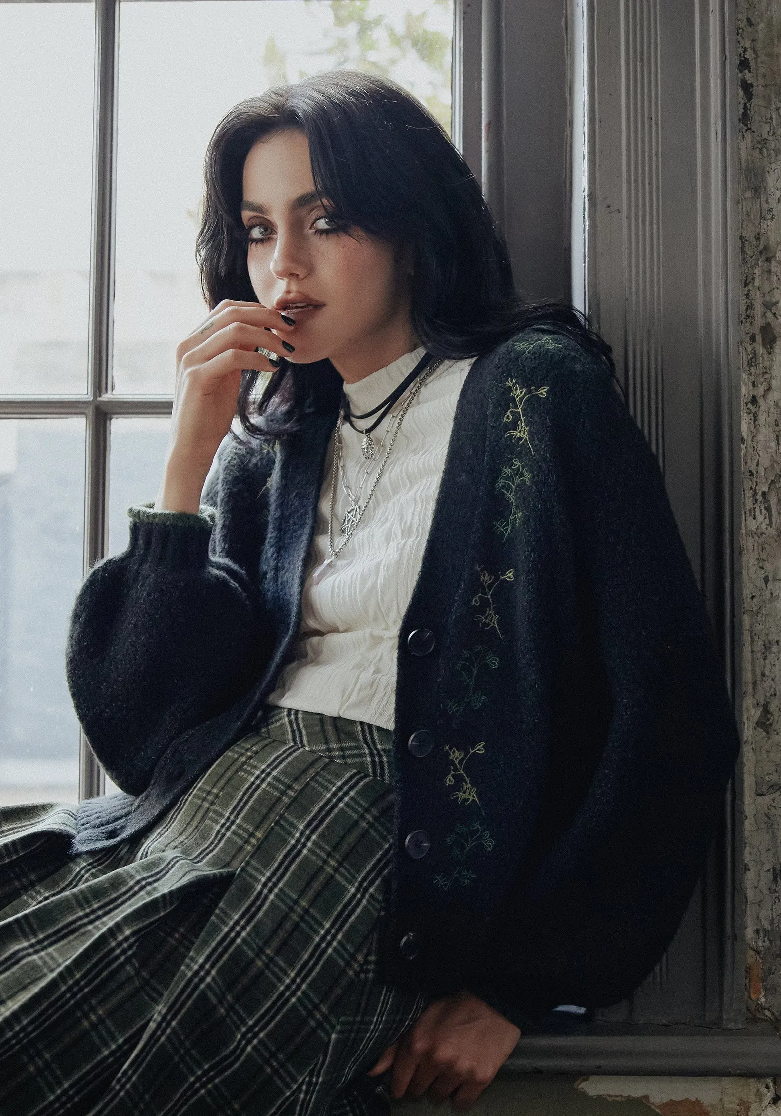 Quiet Tone Dawsonia Embroidered Knit Crop Cardigan