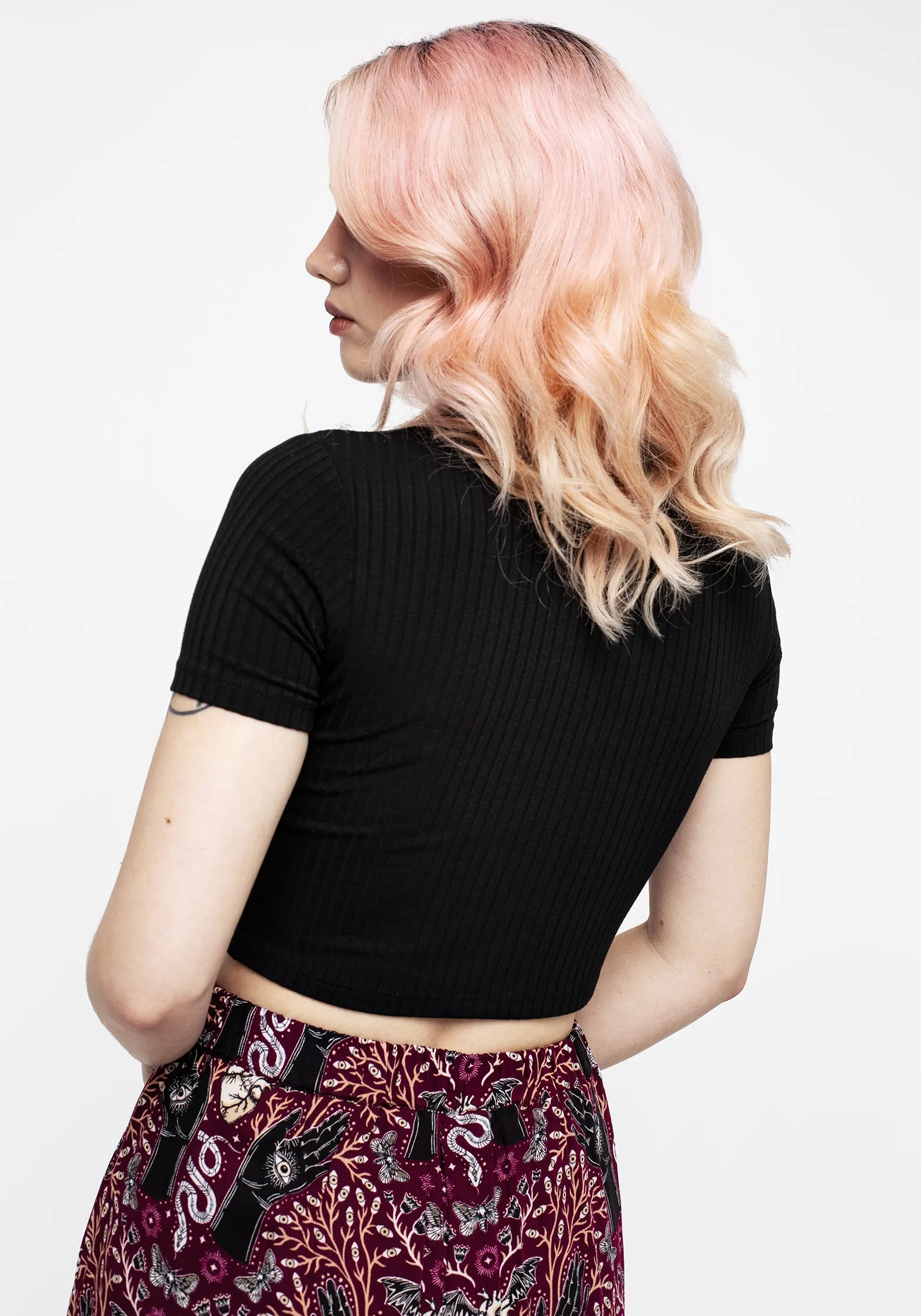 Non Chafe Armholes Comfy Fit Dolore Rib Embroidered Crop Top