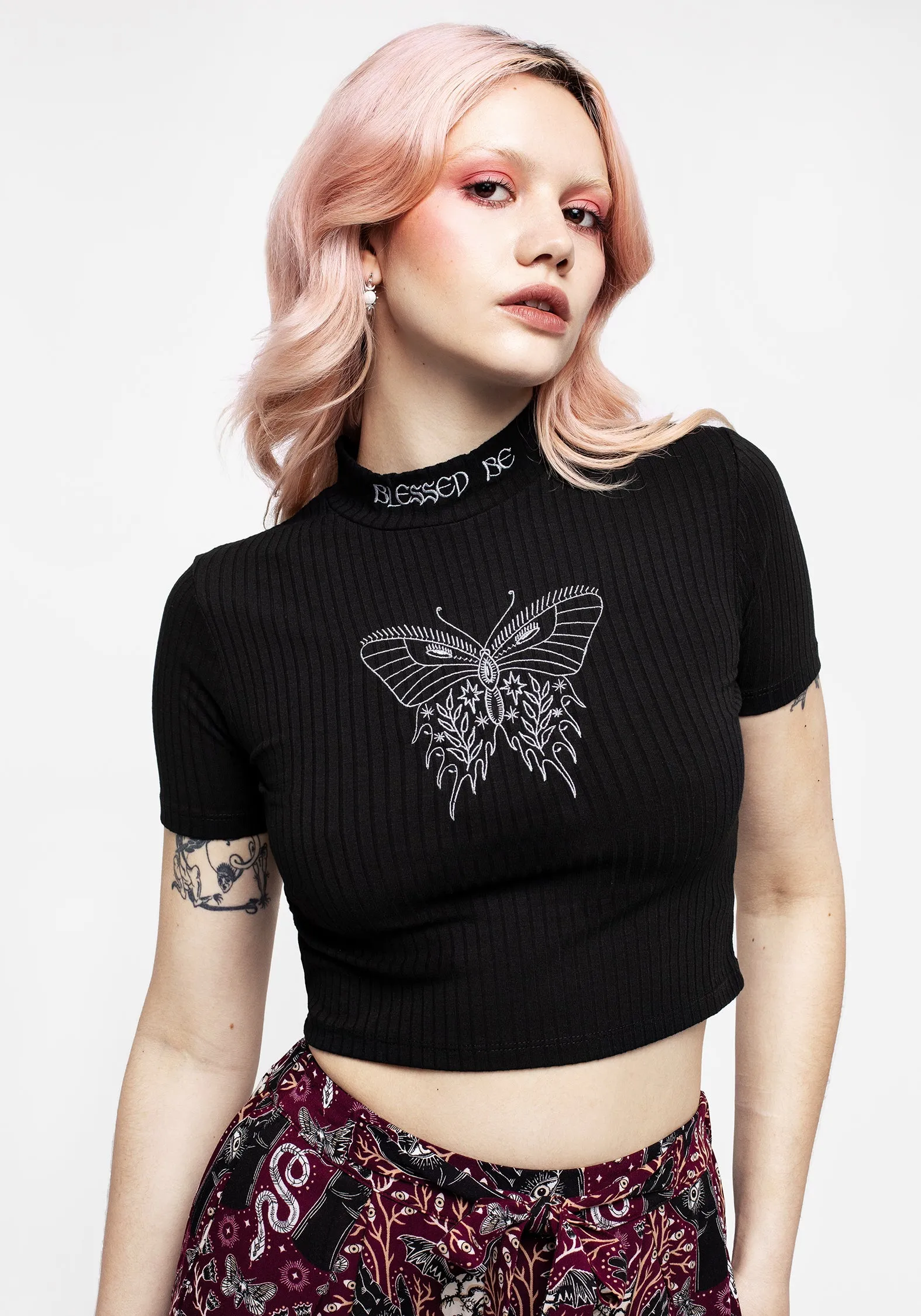 NonRestrictive Fit Sporty Top Dolore Rib Embroidered Crop Top