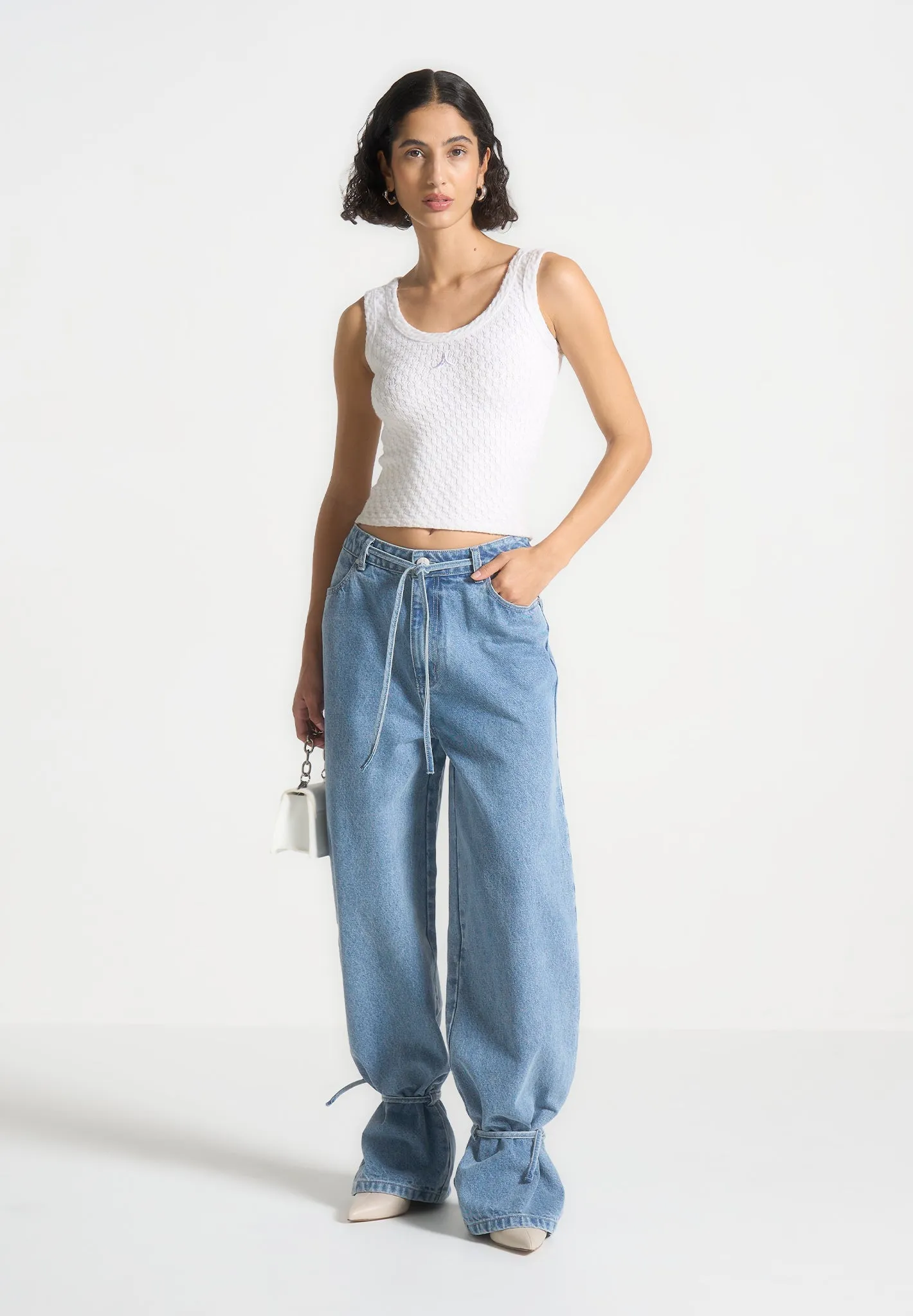 Trend Neutral Faye - Wide Mid Rise Jeans with Tie Waist - Mid Blue