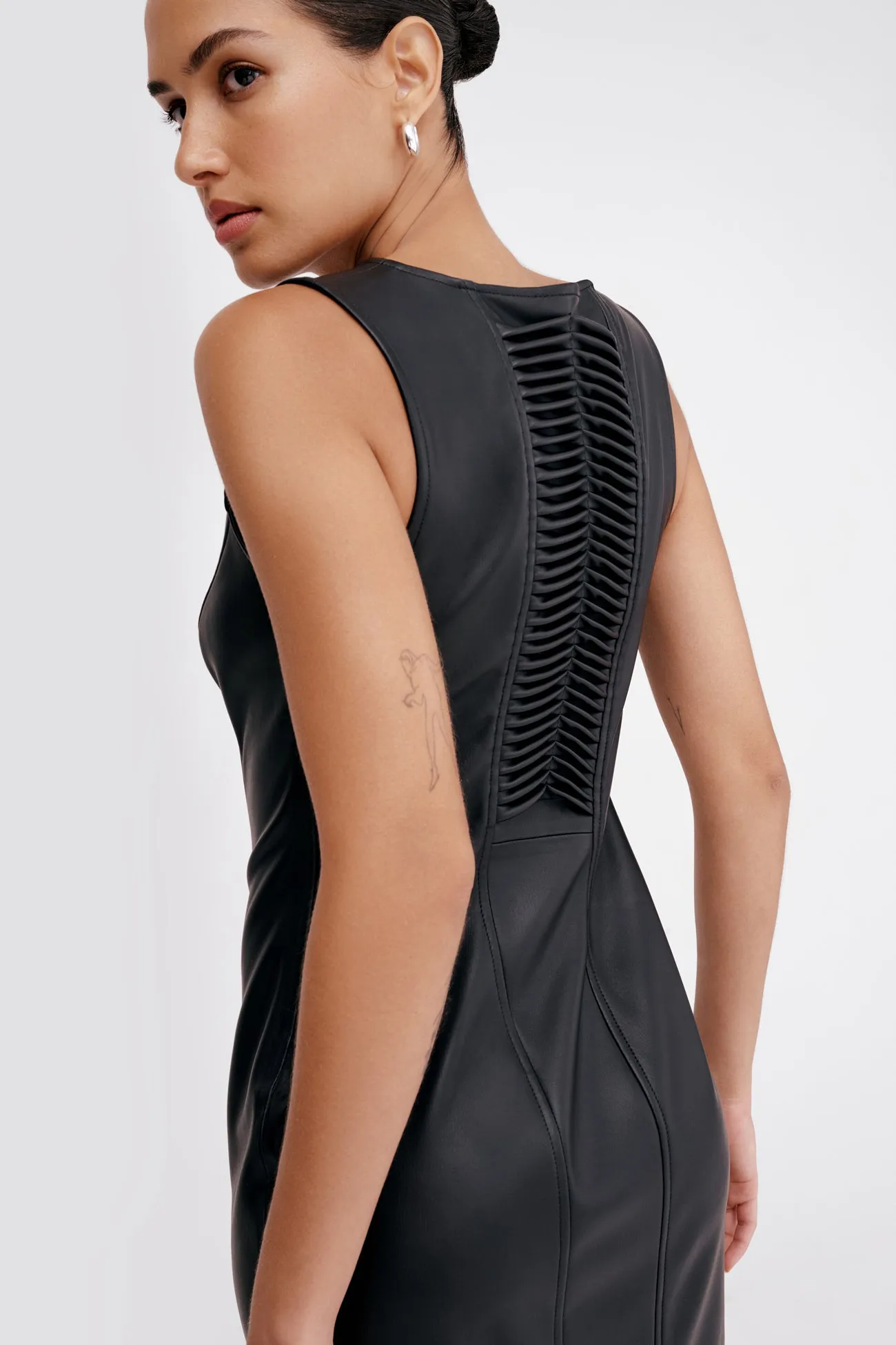 Oculus Dress Edge Shape