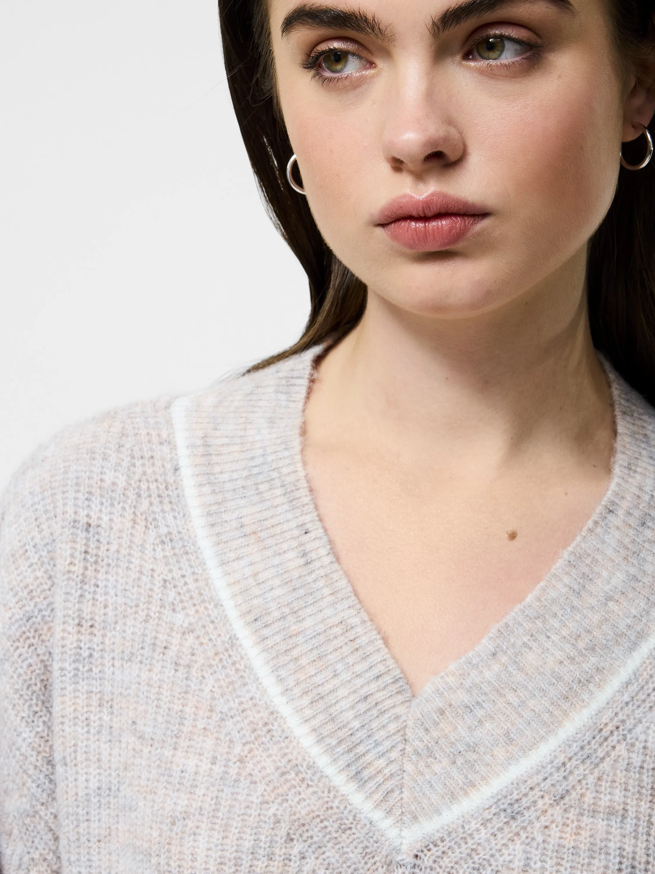 Kezia Tipped V-Neck Sweater Quiet Tone