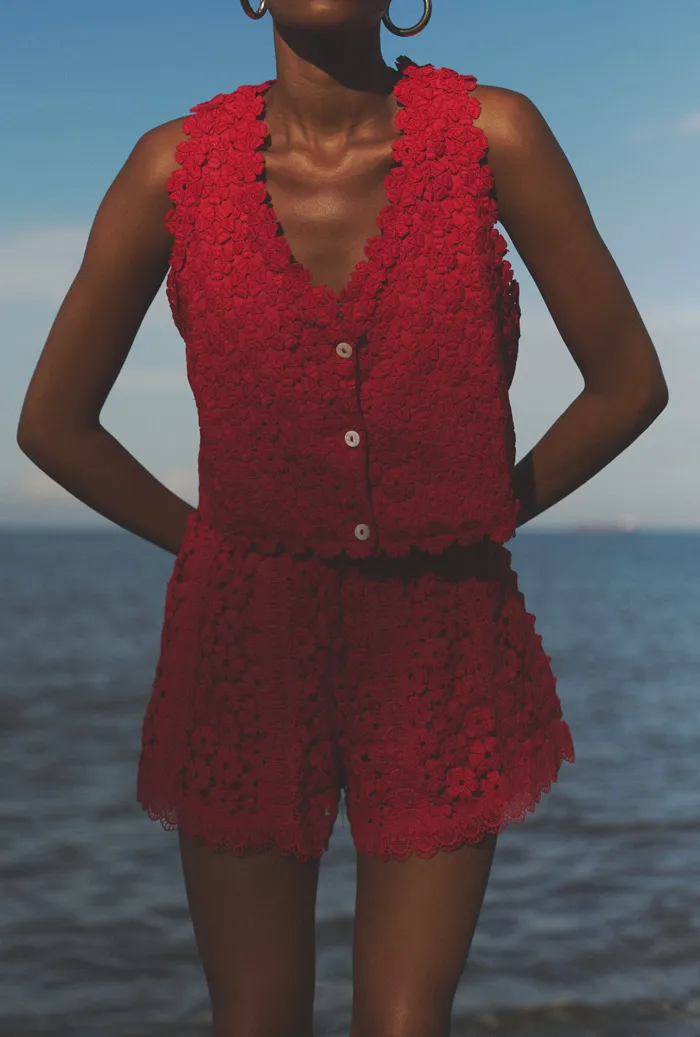 CAPRI SHORTS RADIANT RED Fresh and Cool Everyday Outfit