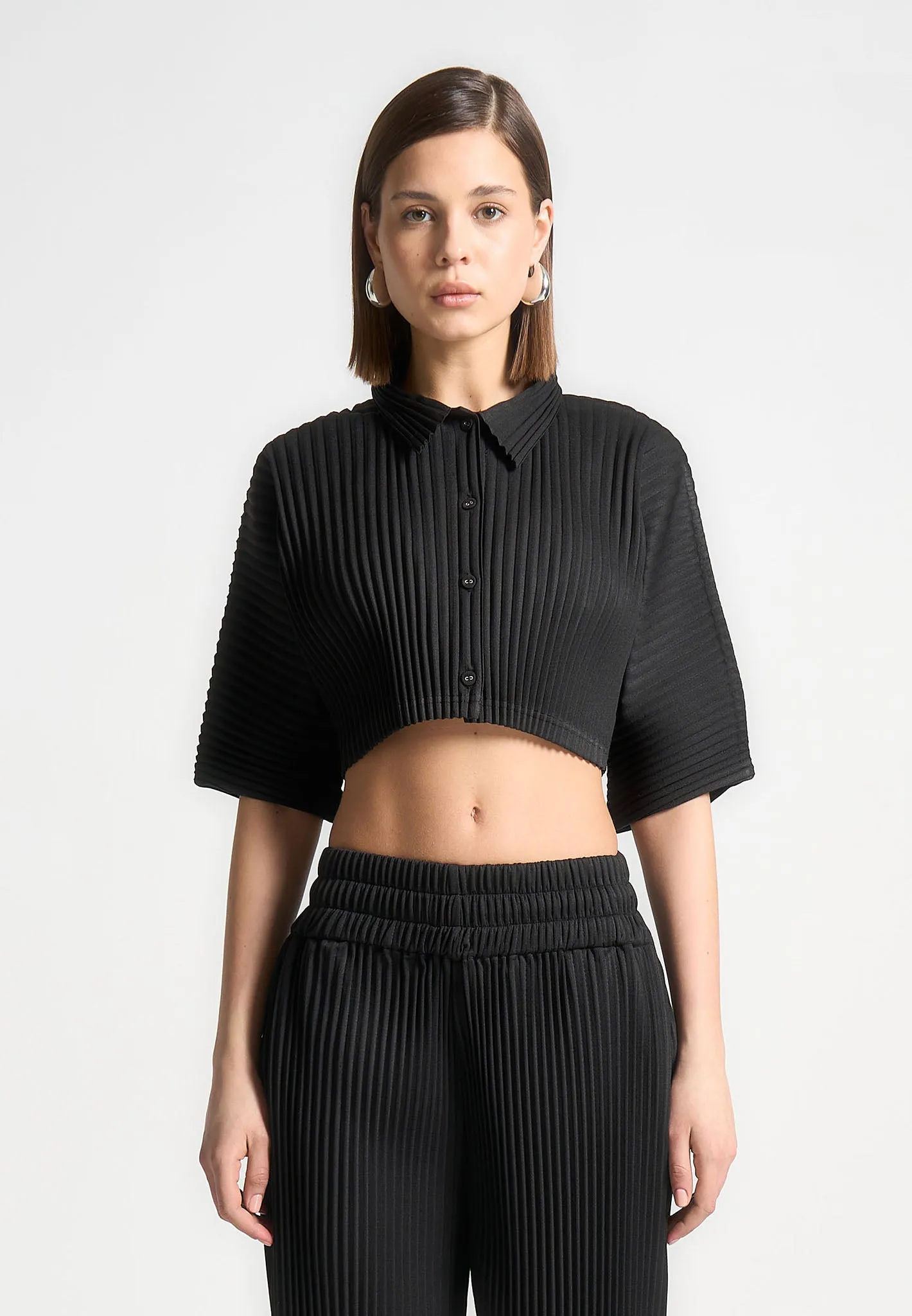 Mona - Pleated Cropped Shirt - Black Comfy Fit Layer