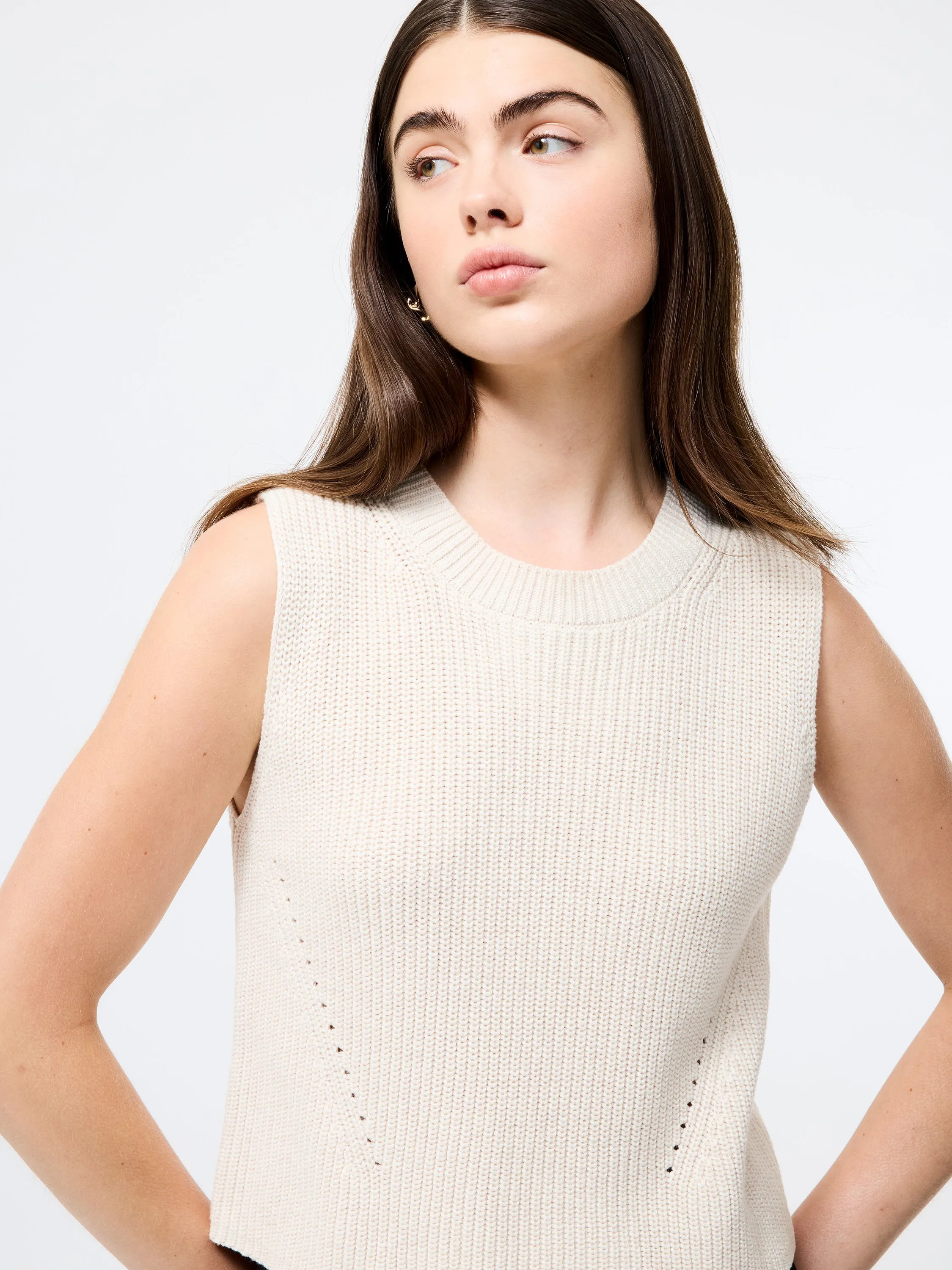 Mozart Crewneck Sleeveless Vest Essential Look