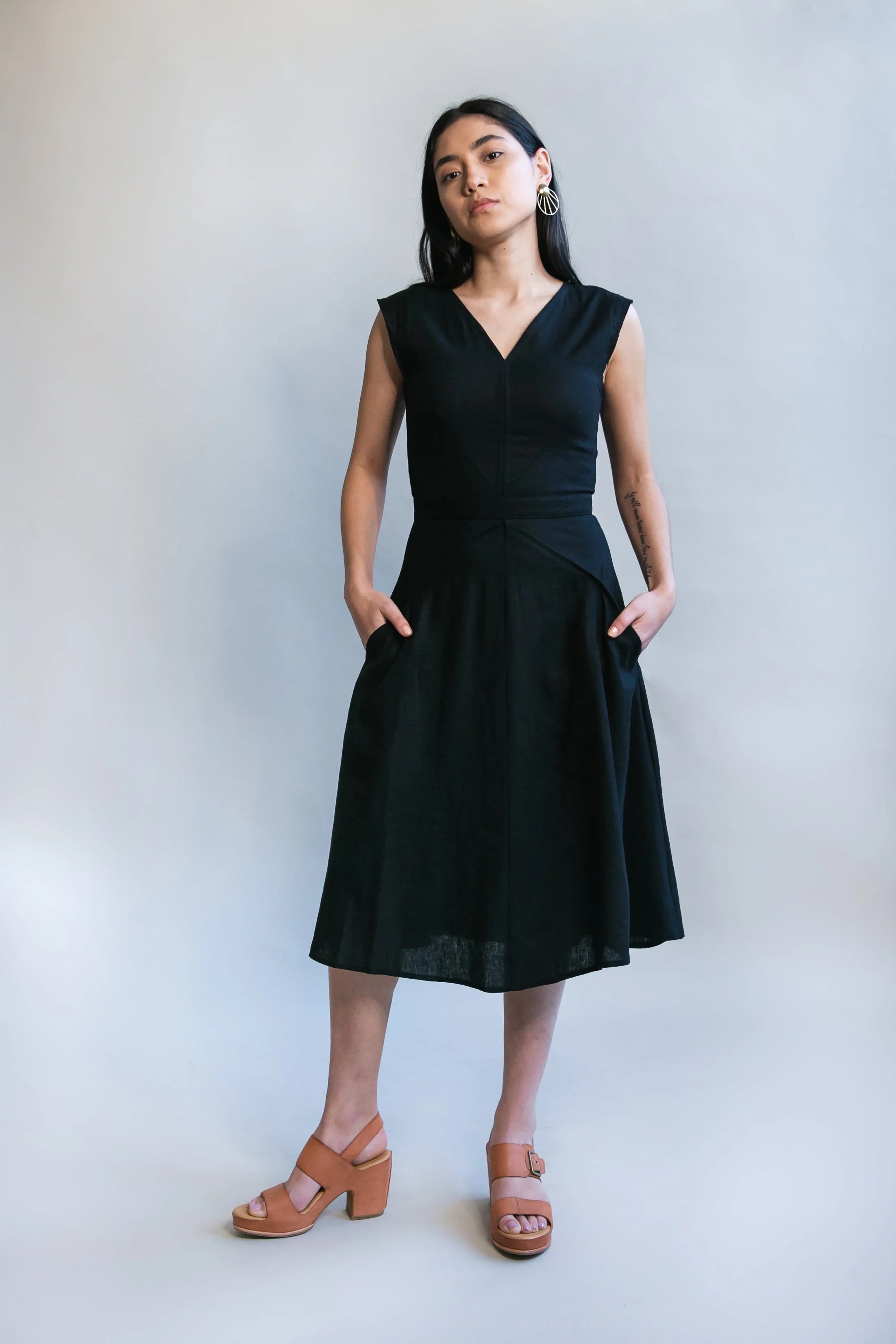 Xena Dress in Black Linen Wrinkle-Resistant Fit Focused