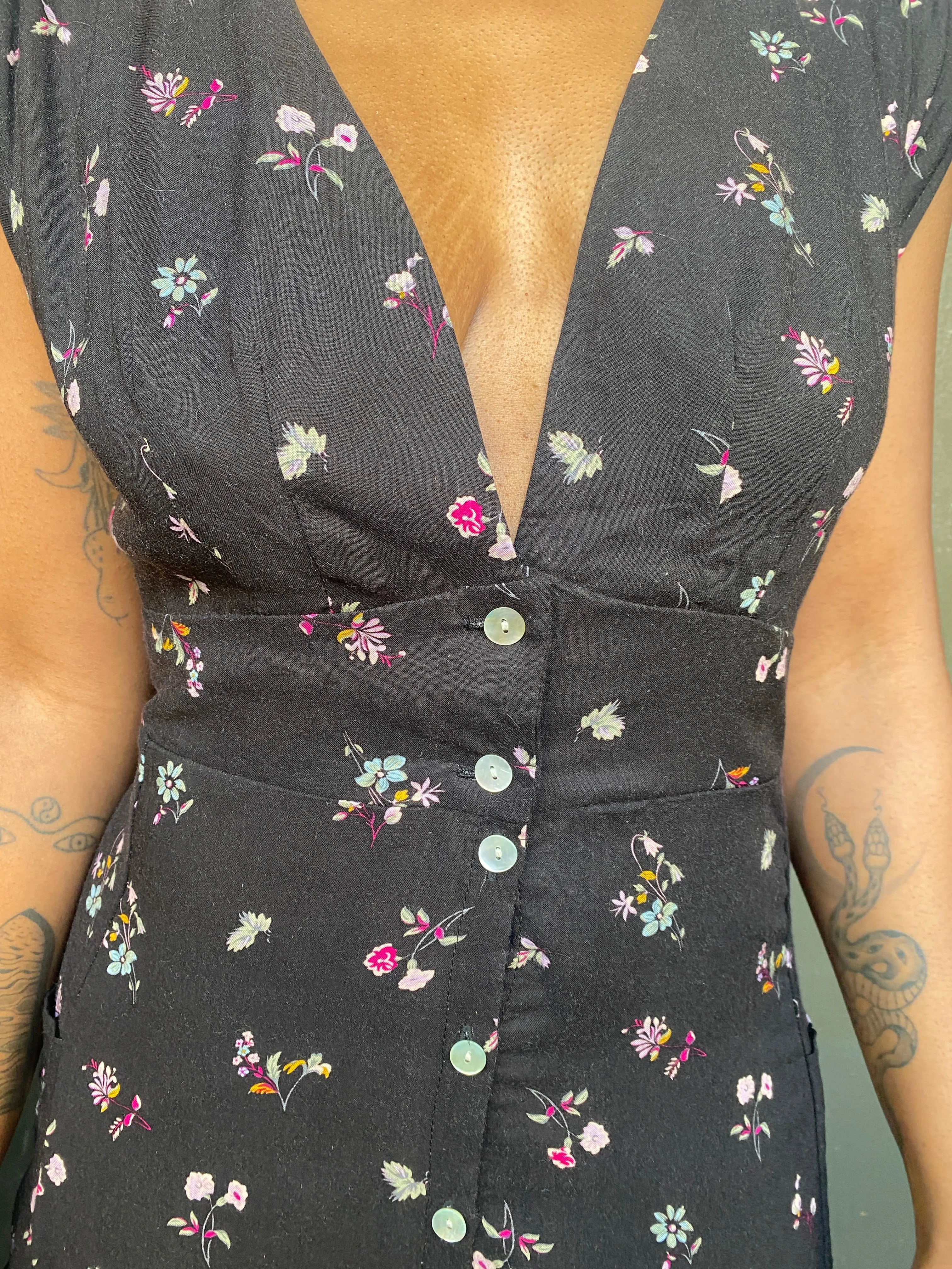 Penelope Dress in Dark Floral Semi Fit Refined Vibe