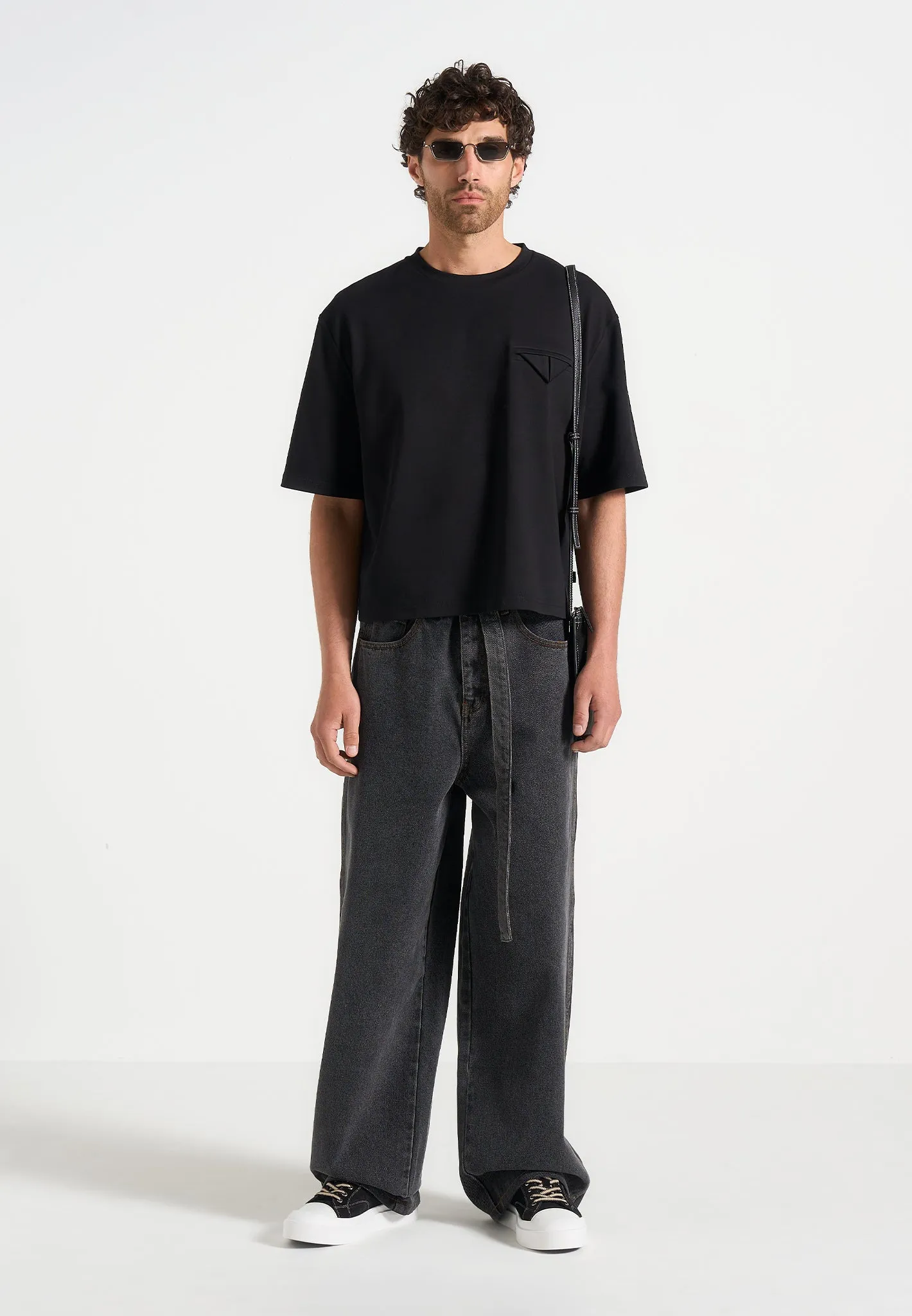 L??on - Boxy Cropped T-Shirt - Black Weekend Outing