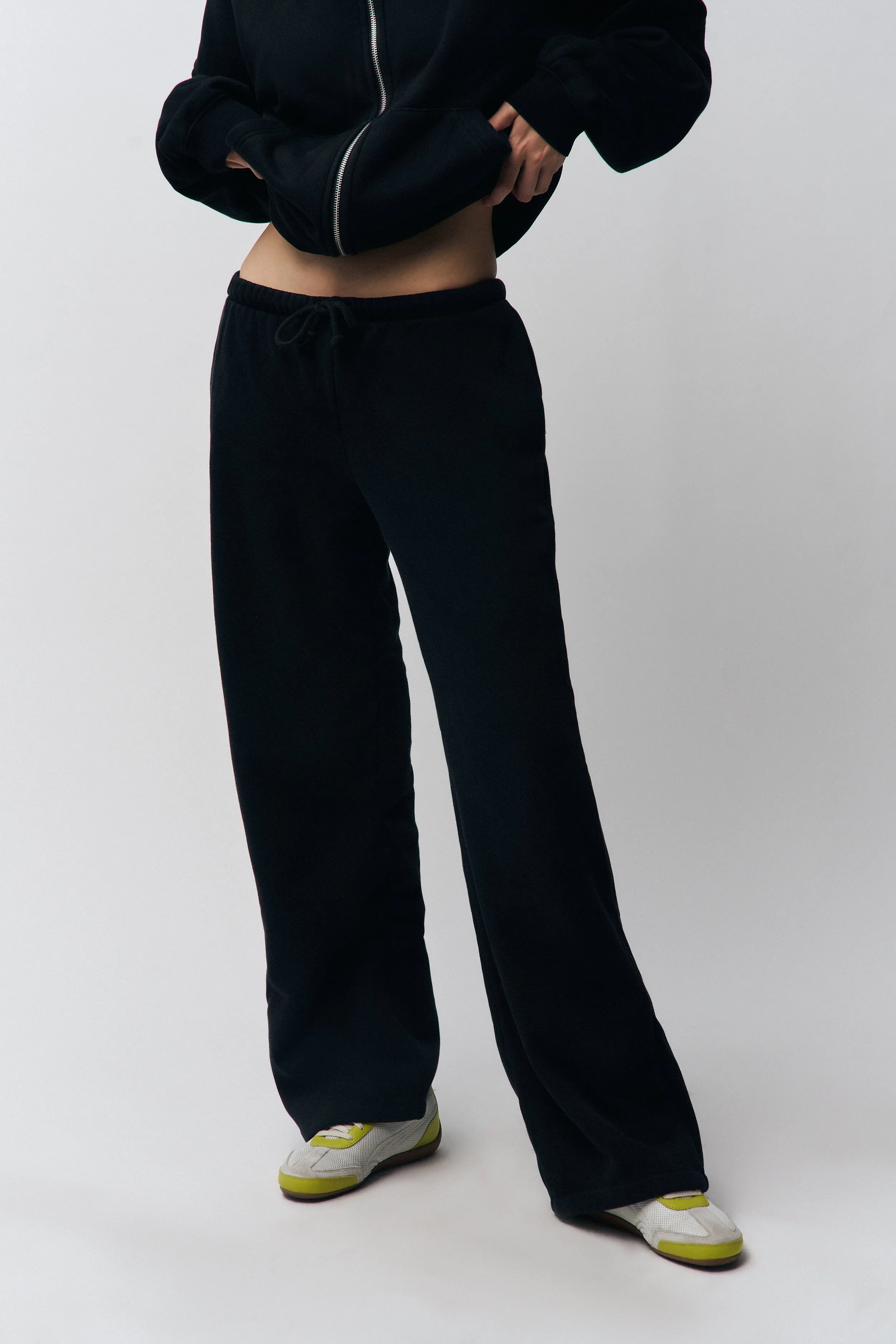 Relaxed Drawstring Sweatpant Tapered ankle Lined interior