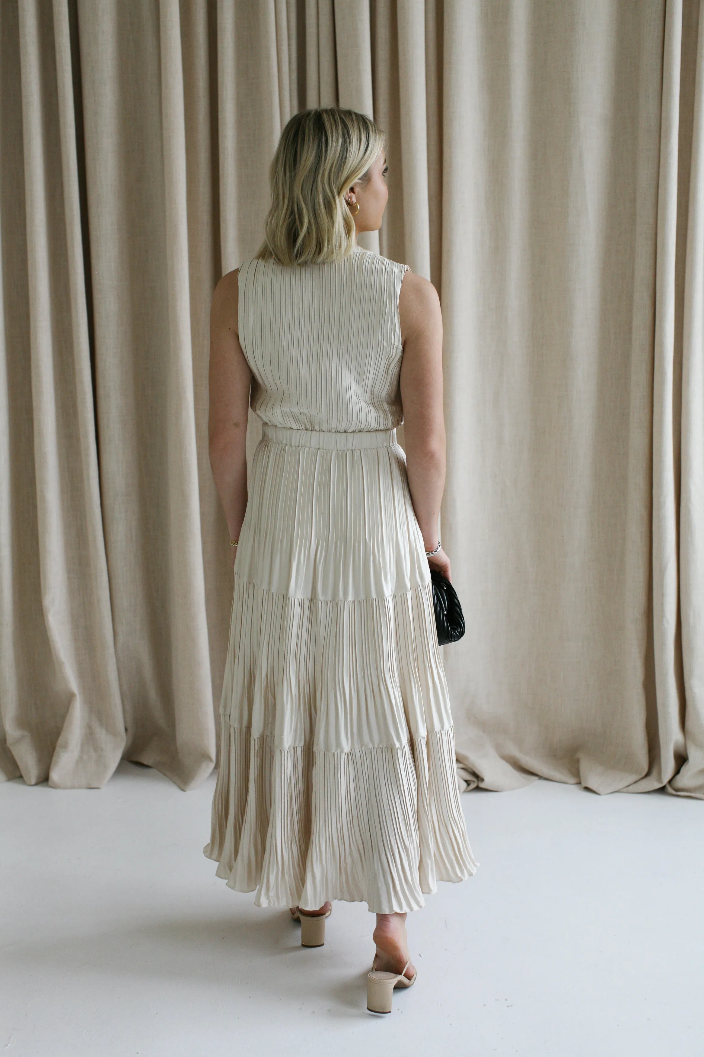 Smart Edge Balanced feel Sleeveless Taupe Pleat Dress