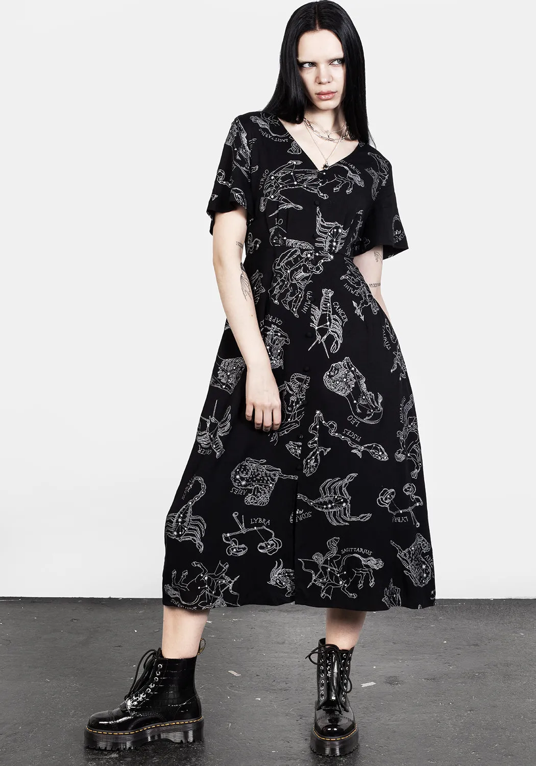 Zodiac Short Sleeve Midi Dress Relax Motion Chic Silhouette